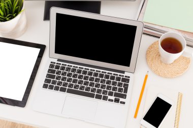 Laptop ile tablet ve akıllı telefon