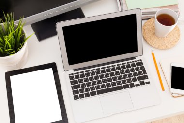 Laptop ile tablet ve akıllı telefon