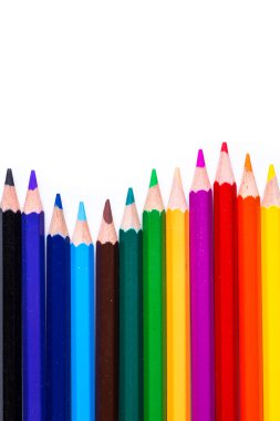 Beyaz arkaplanda izole edilmiş renkli kalemler