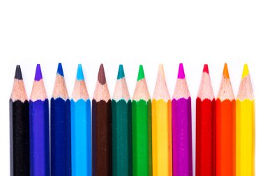 Beyaz arkaplanda izole edilmiş renkli kalemler