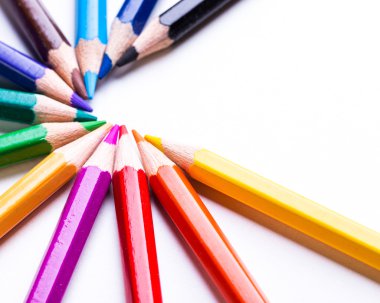 izole renkli kalemler