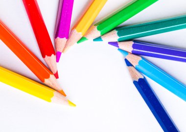 Beyaz arkaplanda izole edilmiş renkli kalemler