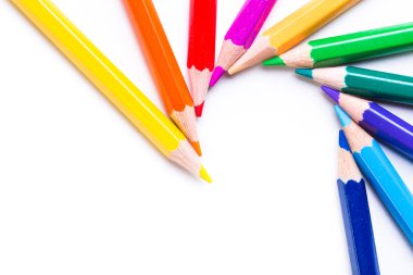 Beyaz arkaplanda izole edilmiş renkli kalemler