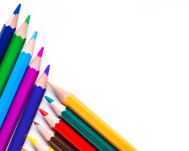 Beyaz arkaplanda izole edilmiş renkli kalemler