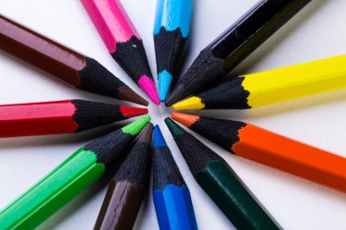 izole renkli kalemler