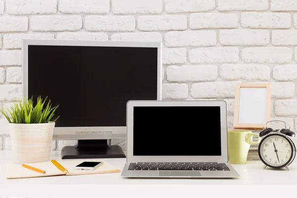 Ordenador portátil con tablet y teléfono inteligente — Foto de Stock