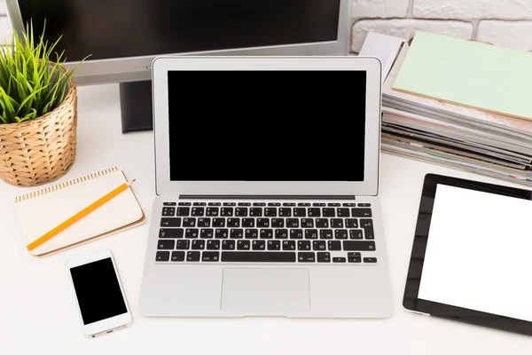 Laptop com tablet e telefone inteligente — Fotografia de Stock