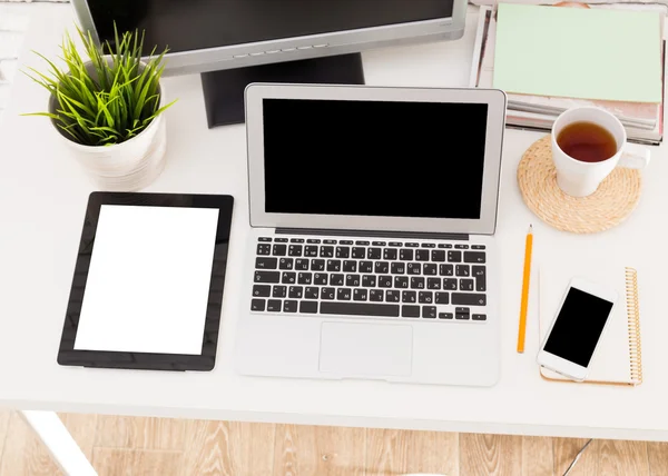 Laptop com tablet e telefone inteligente — Fotografia de Stock