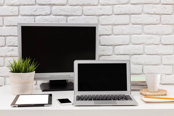 Laptop com tablet e telefone inteligente — Fotografia de Stock