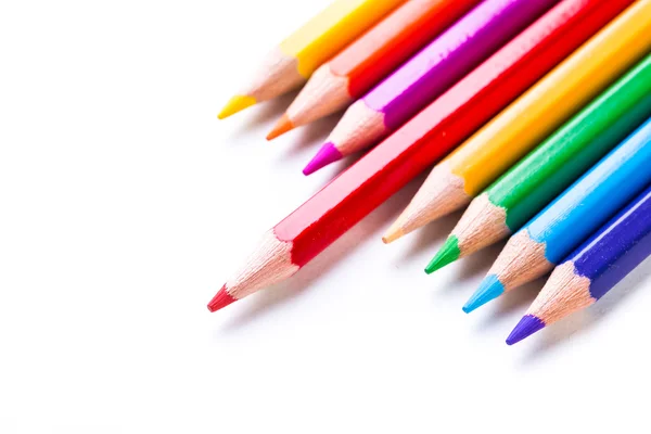 하얀 배경에 분리되어 있는 유색 연필 — 스톡 사진