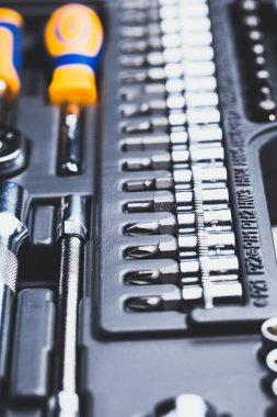 Plastik kutu içinde birçok araç