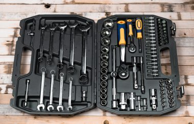 Plastik kutu içinde birçok araç