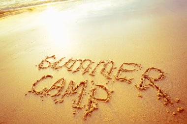 Kum plajı üzerinde işaretler