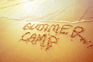 Kum plajı üzerinde işaretler