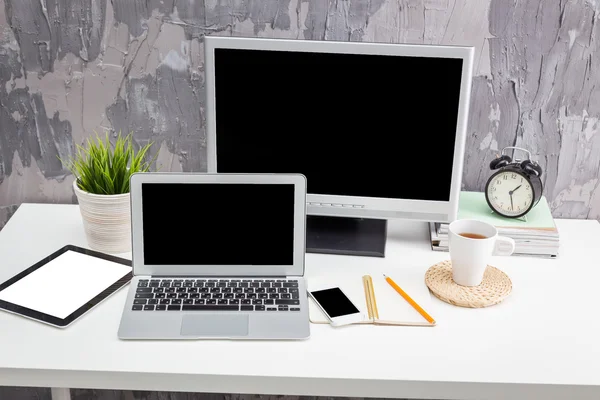 Laptop på bordet — Stockfoto