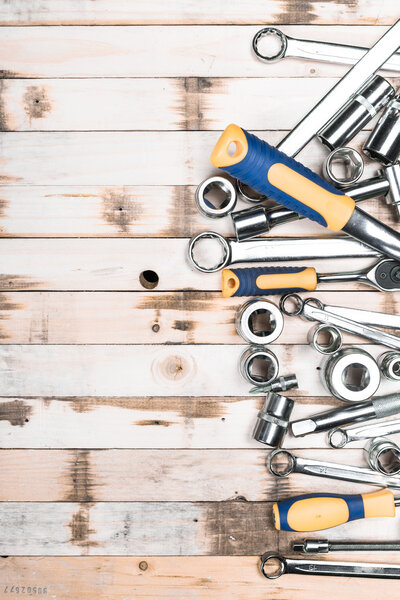 Много металлических инструментов
