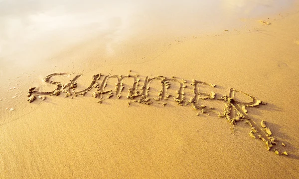 Sinais na praia de areia — Fotografia de Stock