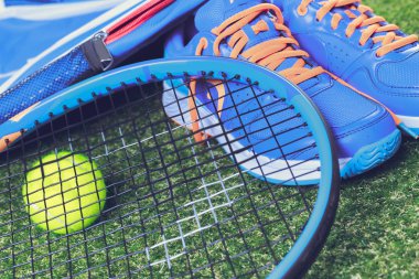 Ayakkabı ve tenis nesneleri
