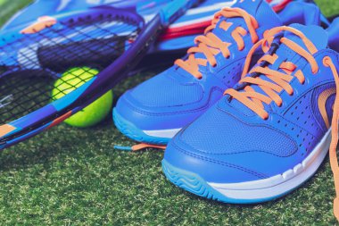 Ayakkabı ve tenis nesneleri