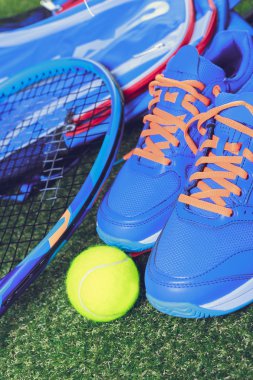 Ayakkabı ve tenis nesneleri