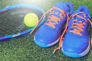 Ayakkabı ve tenis nesneleri