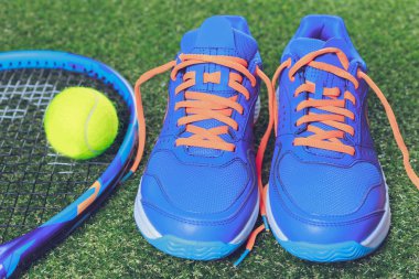 Ayakkabı ve tenis nesneleri