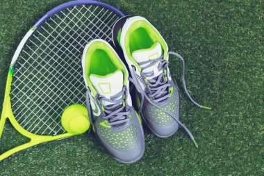 Ayakkabı ve tenis nesneleri