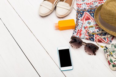 Yaz giysileri kümesi.