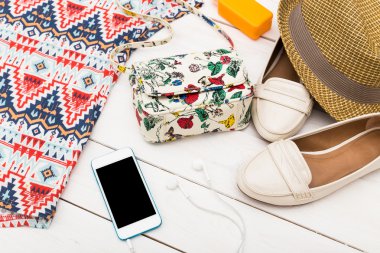 Yaz giysileri kümesi.