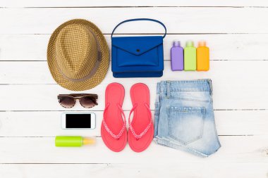 Yaz giysileri kümesi. Üstten Görünüm.