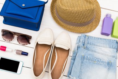 Yaz giysileri kümesi. Üstten Görünüm.