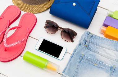 Yaz giysileri kümesi. Üstten Görünüm.