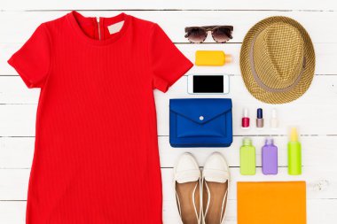 Yaz giysileri kümesi. Üstten Görünüm.