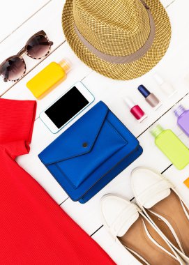 Yaz giysileri kümesi. Üstten Görünüm.