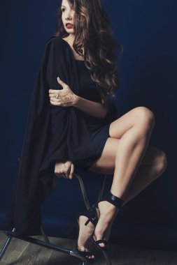 Seksi gece elbisesi içinde güzel bir kadın