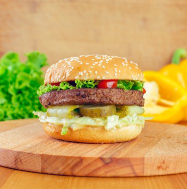 Tahta masada ev yapımı hamburger.