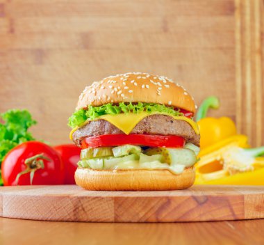 Tahta masada ev yapımı hamburger.