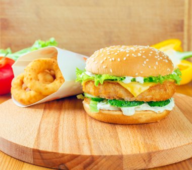 Tahta masada ev yapımı hamburger.