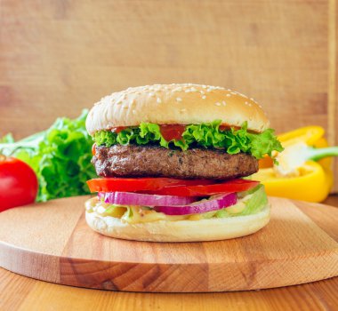 Tahta masada ev yapımı hamburger.