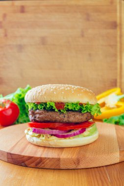 Masanın üzerine ev yapımı hamburger