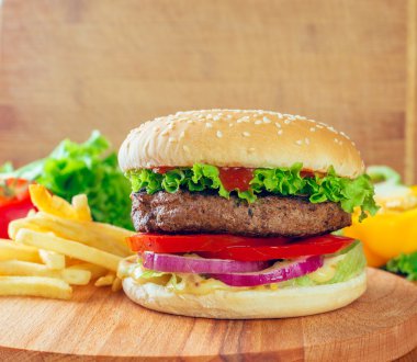 Masanın üzerine ev yapımı hamburger