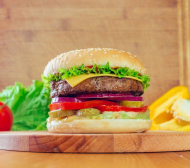 Masanın üzerine ev yapımı hamburger