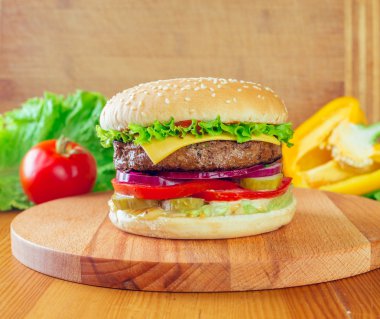 Masanın üzerine ev yapımı hamburger