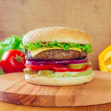 Masanın üzerine ev yapımı hamburger