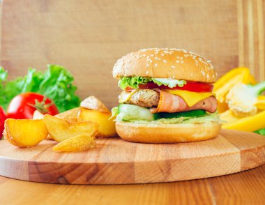 Masanın üzerine ev yapımı hamburger