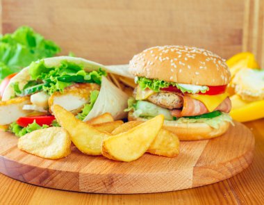 Masanın üzerine ev yapımı hamburger