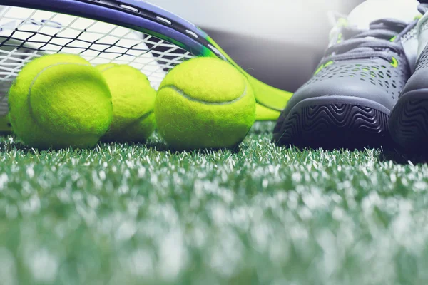 Schuhe und Tennisgegenstände — Stockfoto