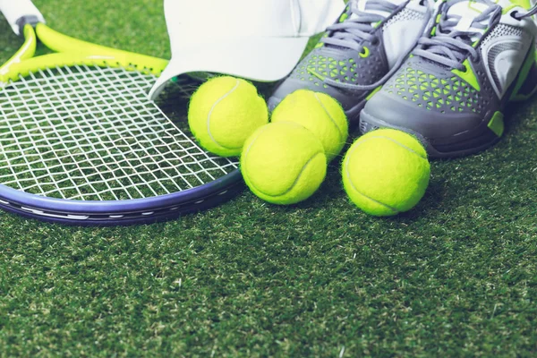 Zapatos y objetos de tenis — Foto de Stock