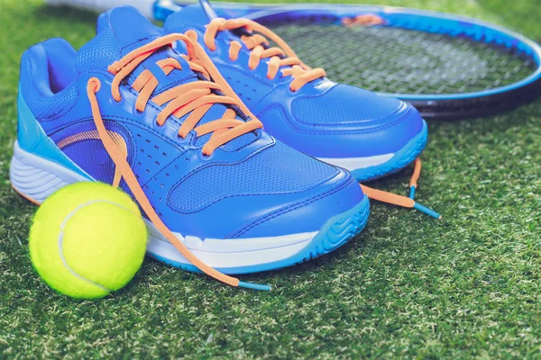 Schuhe und Tennisgegenstände — Stockfoto