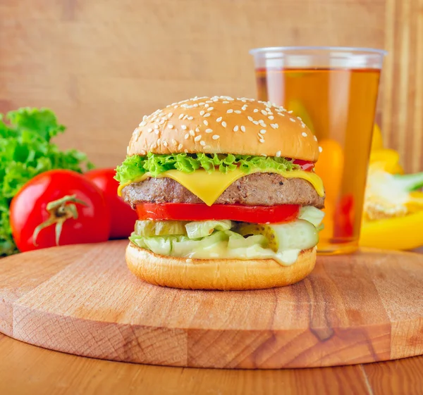 Hausgemachter Burger auf dem Holztisch — Stockfoto